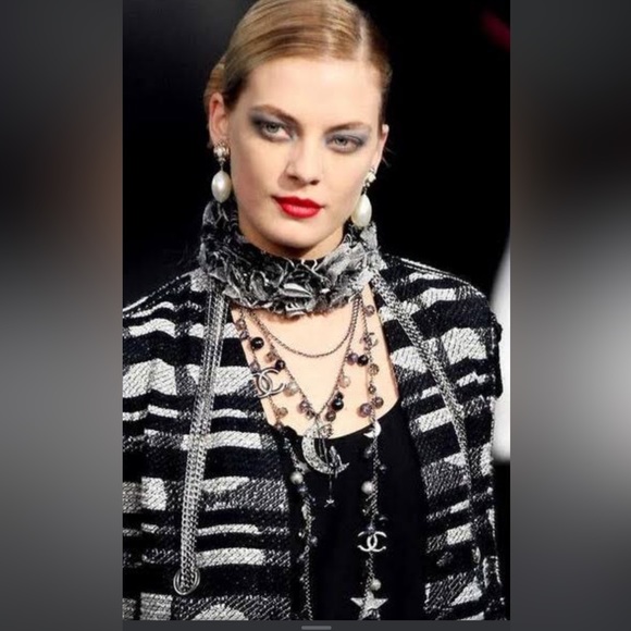 CHANEL Karl Lagerfeld Tweed Jacket with CC Logo Gunmetal & Pearl Chains. EU 40 - Picture 13 of 13